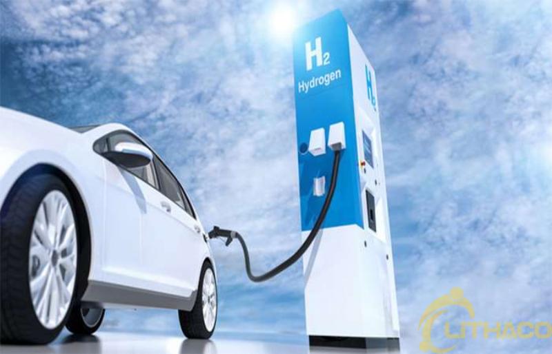 Một chiếc xe khách hoặc xe tải chạy bằng pin nhiên liệu hydro đang nạp nhiên liệu tại trạm nạp hydro.